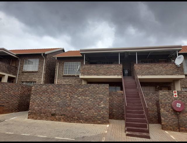 2 BEDROOM TOWNHOUSE FOR SALE IN PHILIP NEL PARK